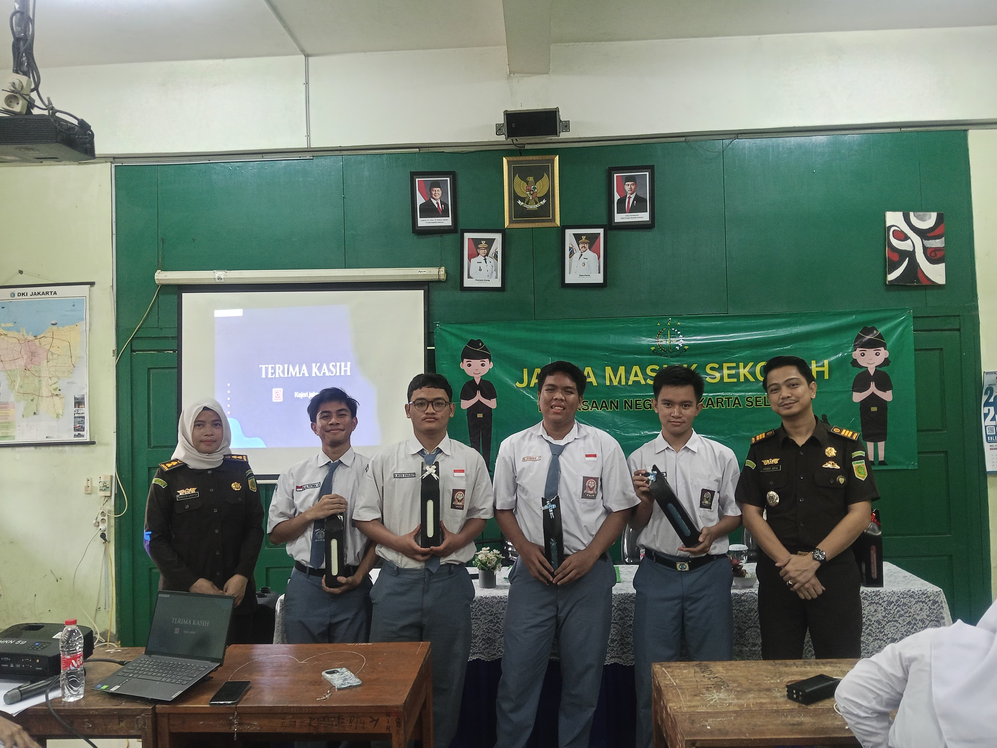 Gedung Sekolah SMEA WAHID HASYIM